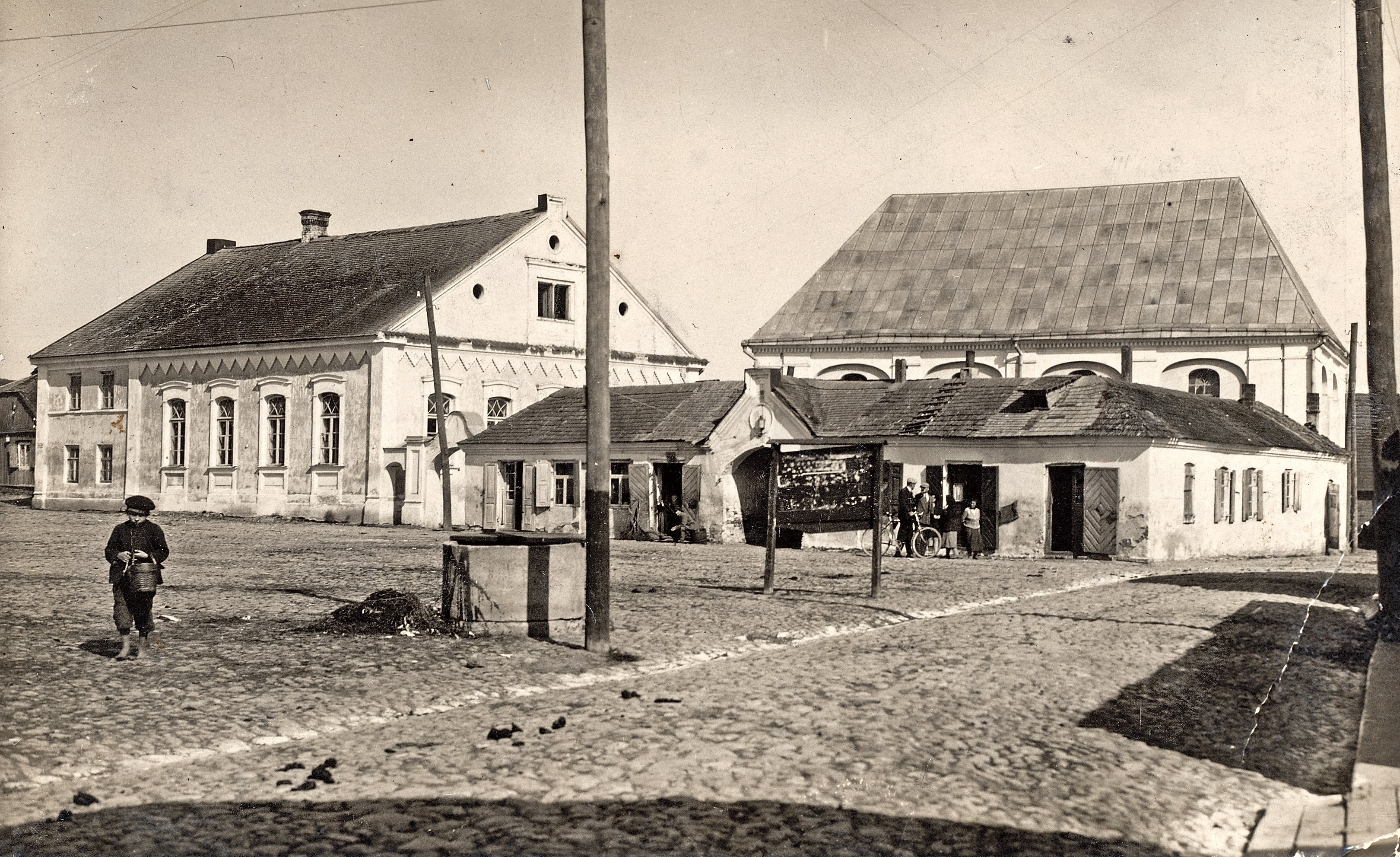 Kėdainių sinagogų kompleksas Sinagogų (dabar Senosios Rinkos) aikštėje, XX a. 4 deš. Priekyje stovėjusį šocheto - ritualinio skerdiko - namą 1942 m. nugriovė naciai