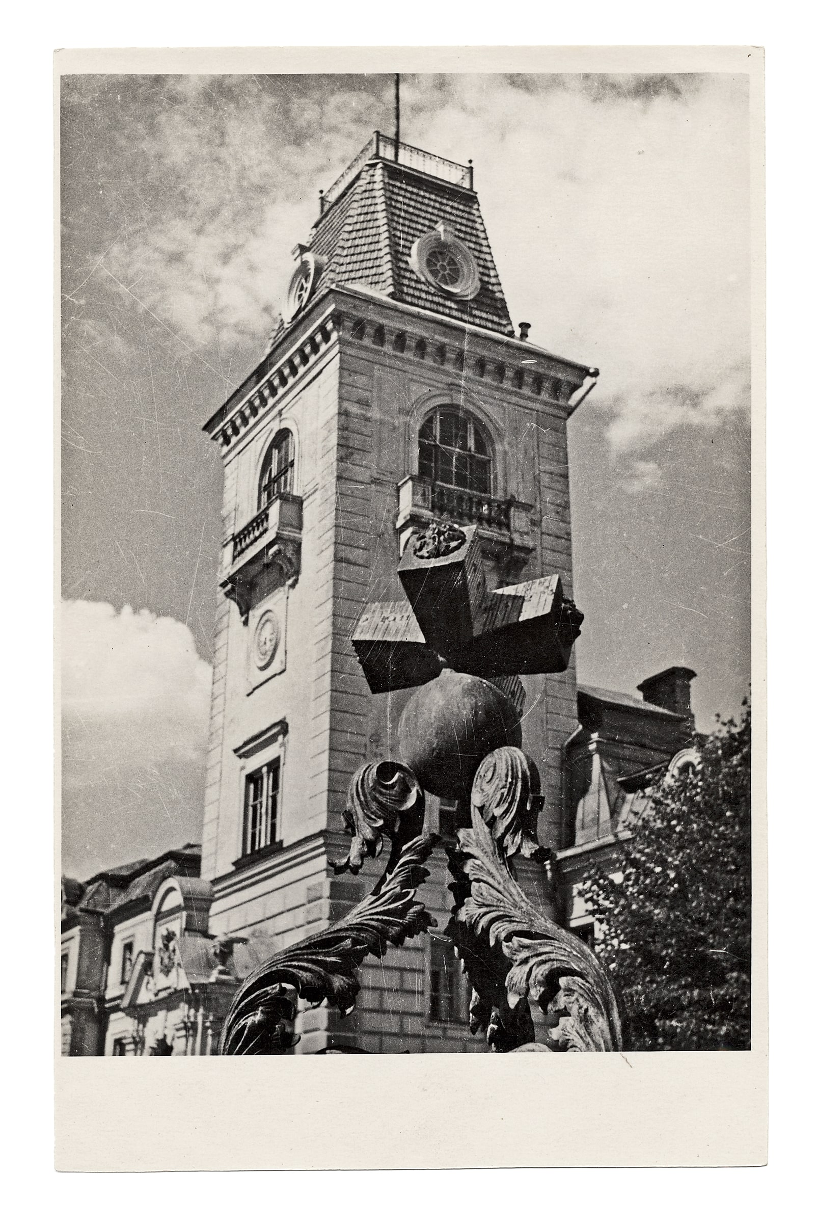 Kėdainių dvaro rūmų bokštas ir saulės laikrodis, 1930 m. 1944 liepos 30 d. rūmai susprogdinti nacių