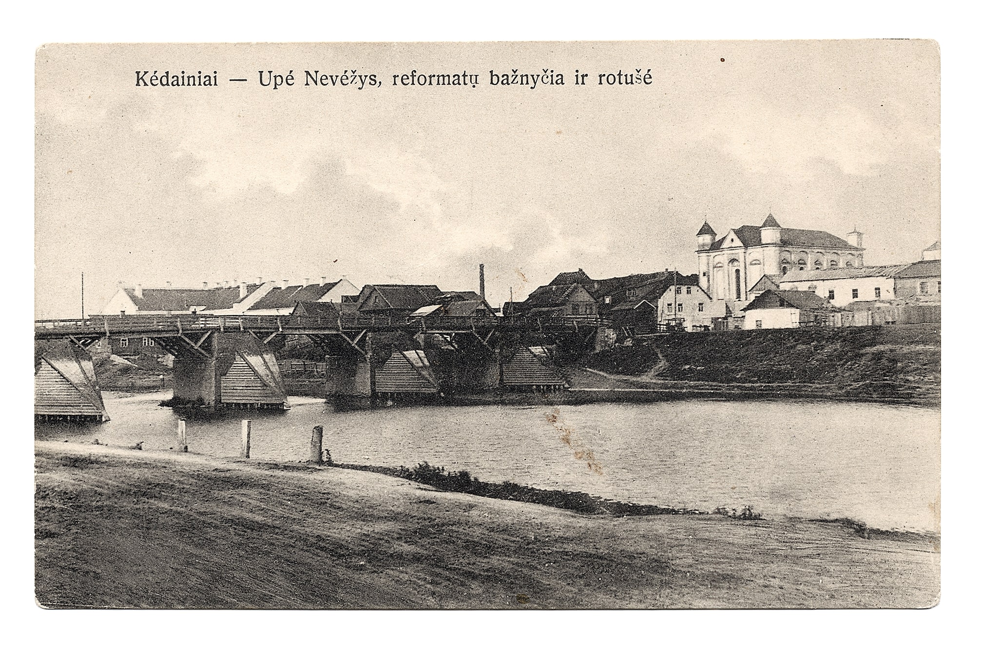 Pėsčiųjų tiltas per Nevėžį, dešinėje evangelikų reformatų bažnyčia, 1924 m