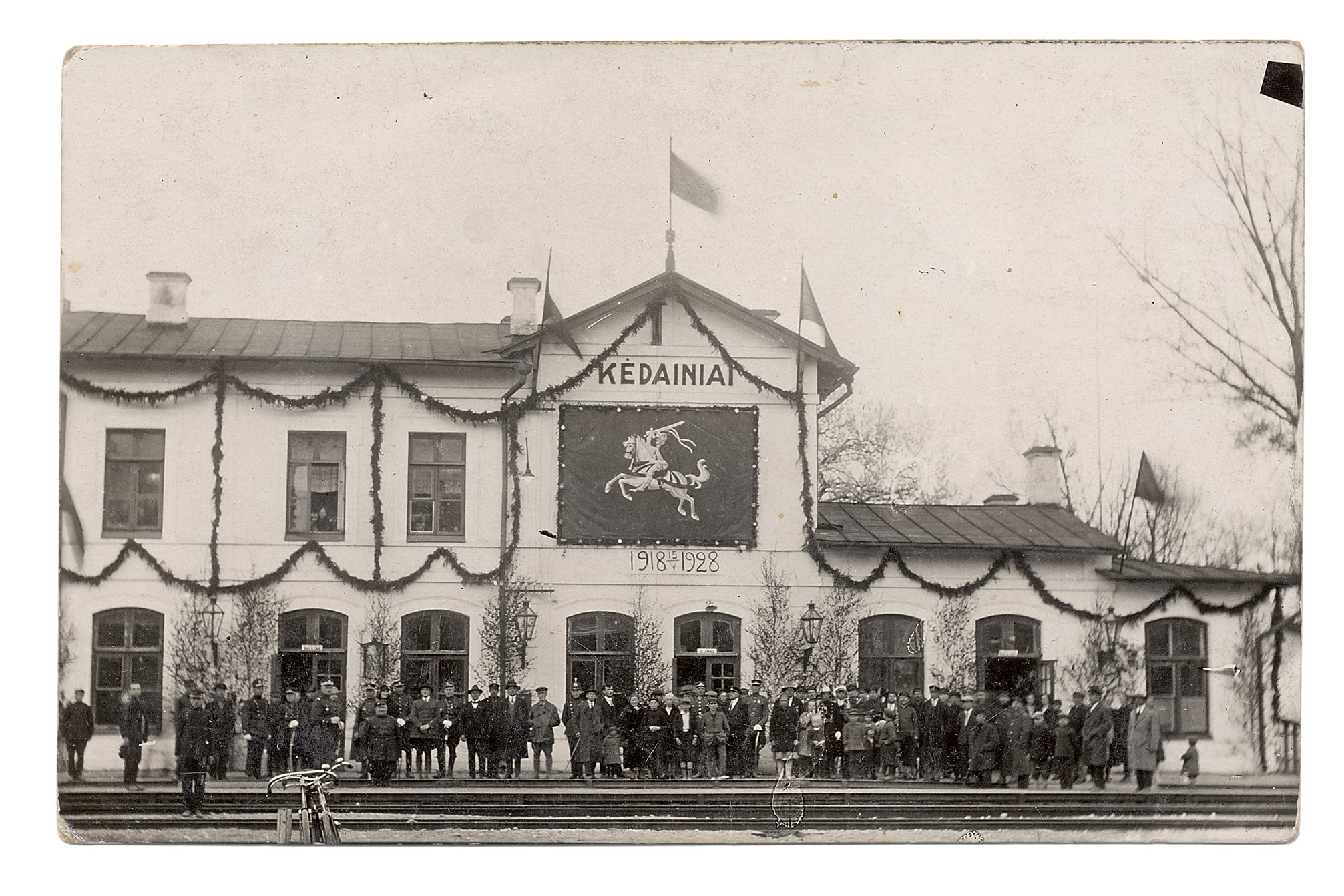 Kėdainių geležinkelio stotyje pažymint Nepriklausomos Lietuvos 10 - metį ir Tautos šventę, 1928 gegužės 15 d.