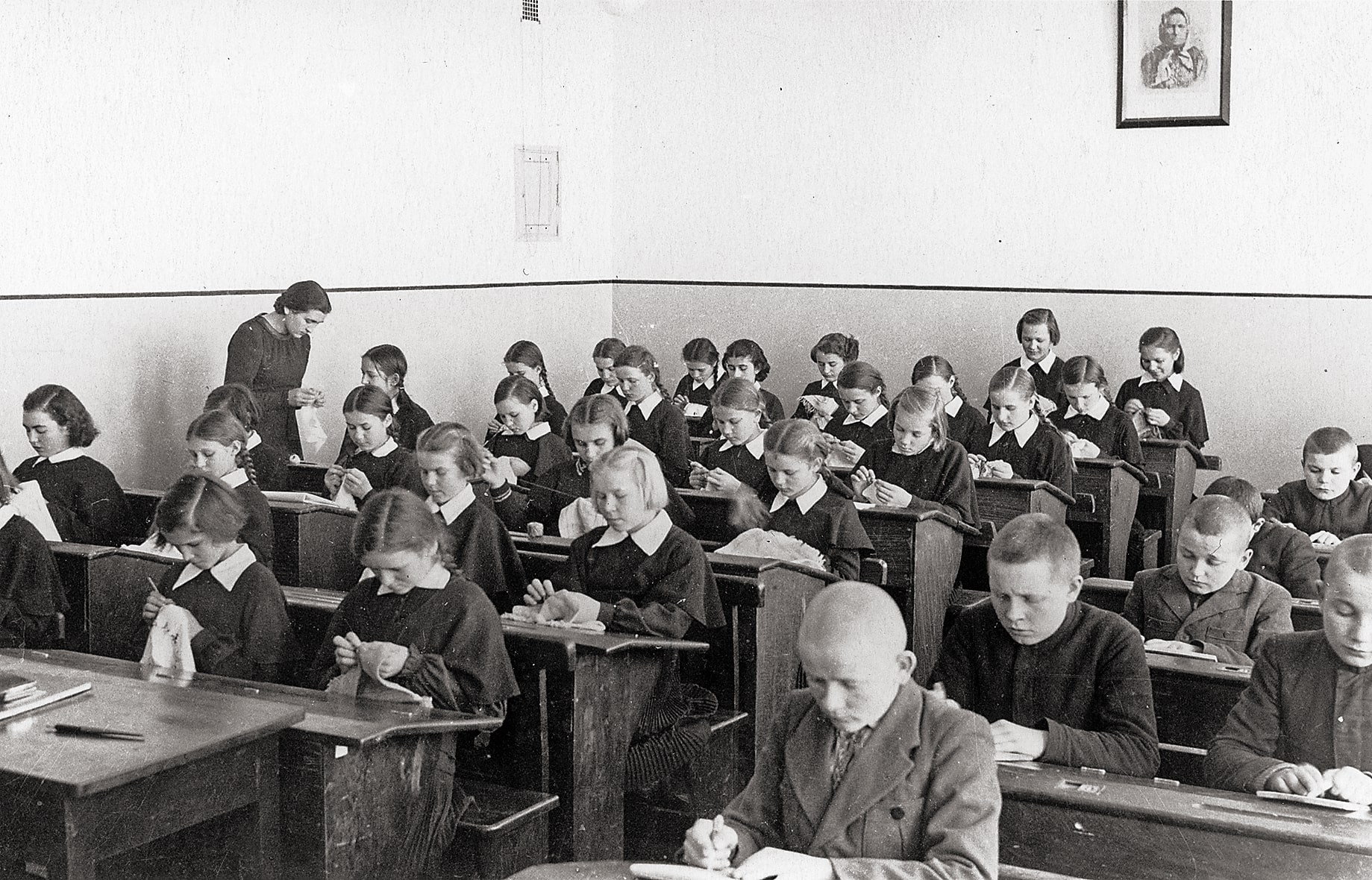 Rankdarbių pamoka gimnazijoje, 1938 m.