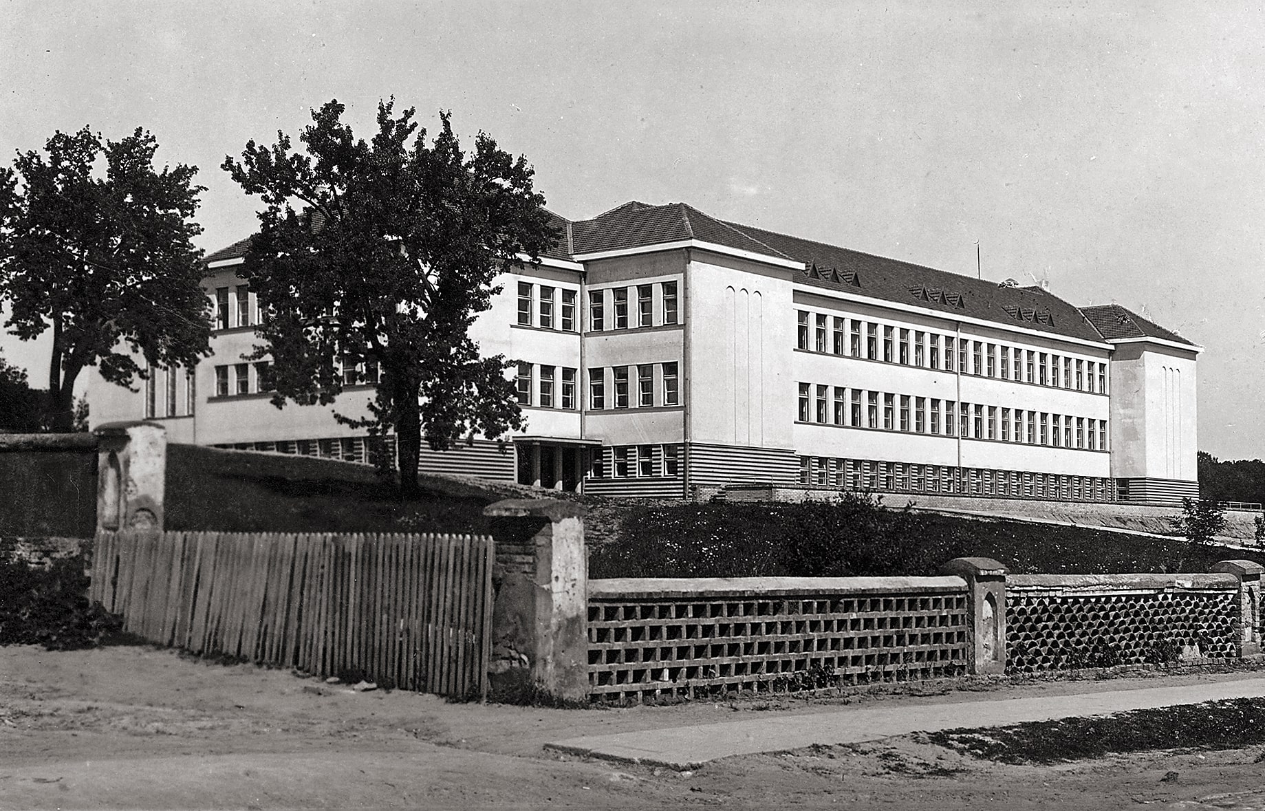Naujoji Kėdainių gimnazija. 1944 liepos 30 d. susprogdinta nacių