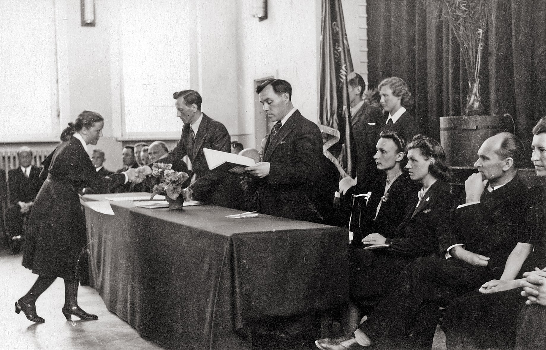 Brandos atestatų įteikimas Kėdainių naujojoje gimnazijoje, 1939 m. Kazio Daugėlios nuotr.