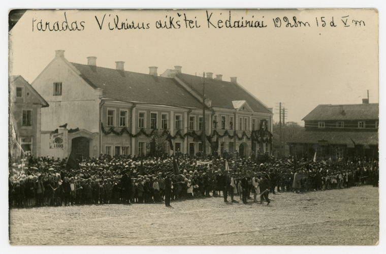 Kėdainių apskrities visuomeninių organizacijų rikiuotė Didžiojoje Rinkoje minint Konstitucijos dieną. Kėdainiai, 1928 m. gegužės 15 d.