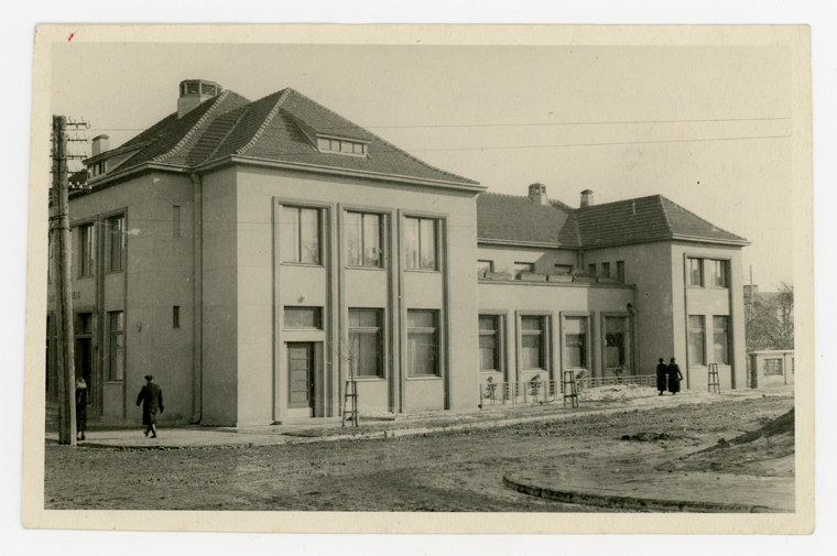 Lietuvos banko pastatas Kėdainiuose. Architektas Arnas Funkas. Pastatytas 1932 m., susprogdintas besitraukiančios vokiečių kariuomenės 1944 m.