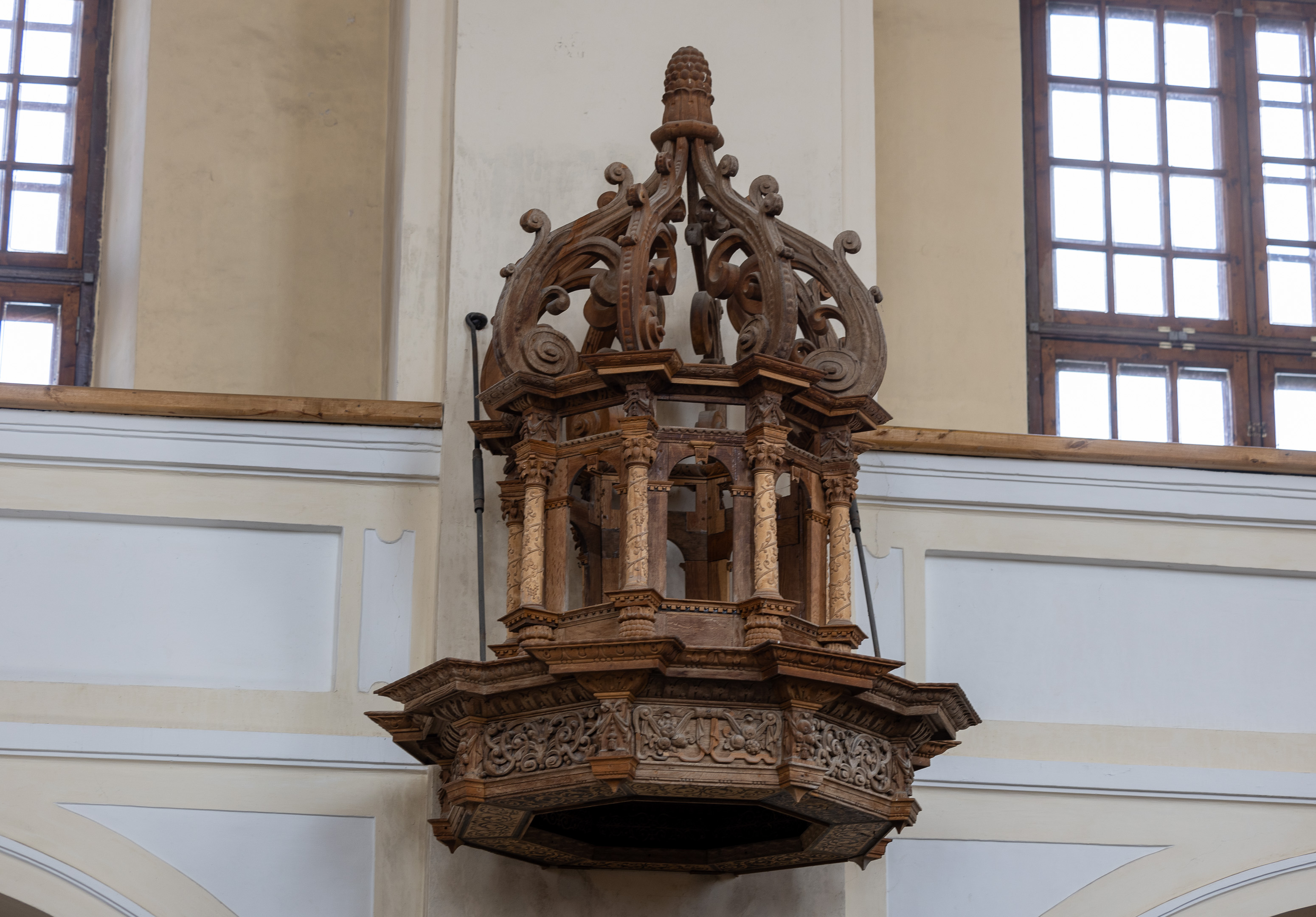 Evangelikų reformatų bažnyčioje išlikusi  XVII a. renesansinė ąžuolinė sakykla, gausiai ornamentuota sudėtingais drožiniais.